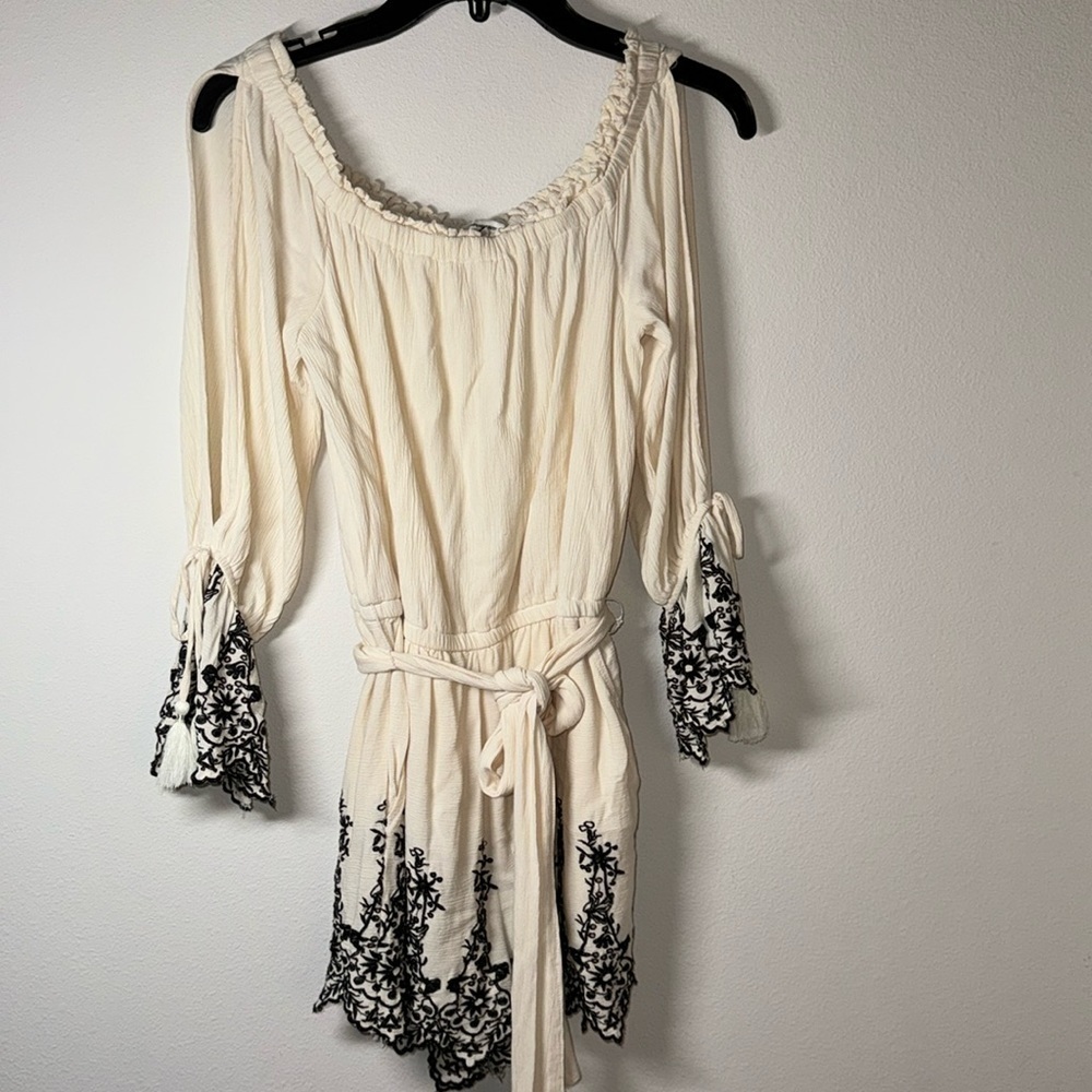 American Eagle ivory black embroidered off the shoulder Boho Romper Sz M